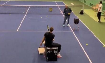 Rune torna ad allenarsi dopo l’operazione: scambi seduto dalla panca