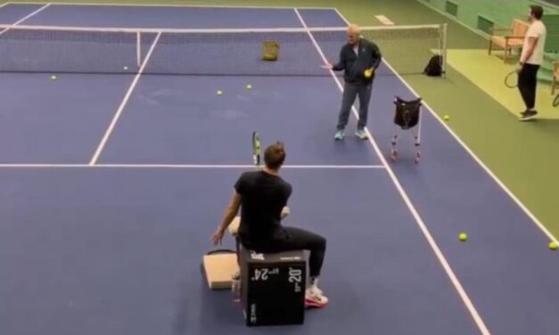 Rune torna ad allenarsi dopo l’operazione: scambi seduto dalla panca