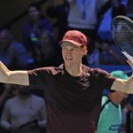 Sinner emoziona a Parigi: l’azzurro regala la racchetta ad un bambino, le immagini sono stupende