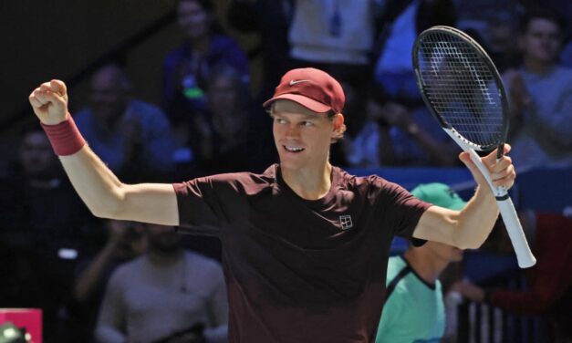 Sinner emoziona a Parigi: l’azzurro regala la racchetta ad un bambino, le immagini sono stupende