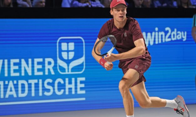 Sinner protagonista con un’intervista in spagnolo, Jannik scherza: “Ho sudato”