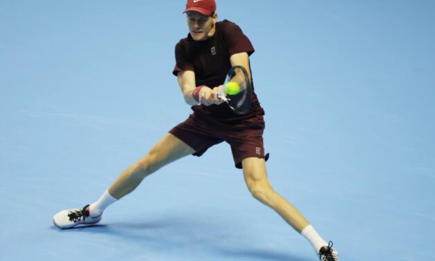 Sinner fa 13 contro De Minaur e vola in finale a Torino: Jannik conclude in due set