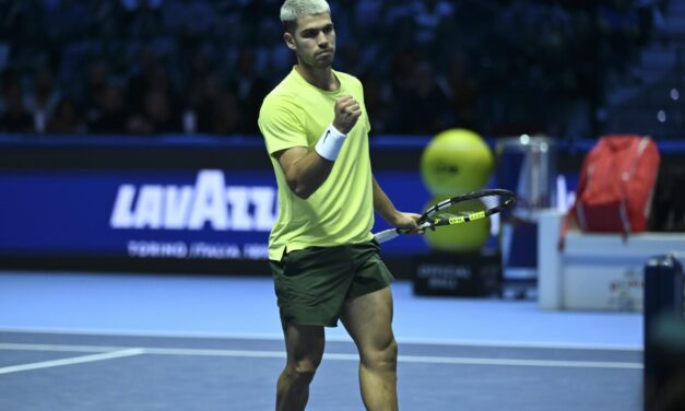 ATP Finals – Carlos Alcaraz rimonta Taylor Fritz e si porta a un passo dalla semifinale