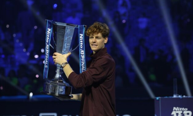 Jannik Sinner sconfigge Carlos Alcaraz e trionfa alle ATP Finals 2025!