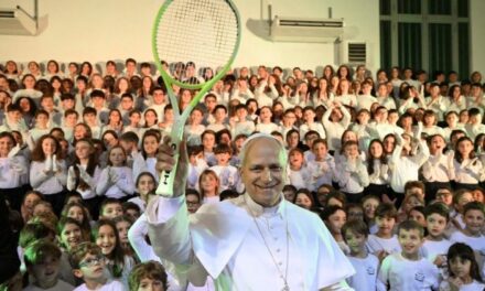 Papa Leone riceve una racchetta dalla Scuola Pontificia Paolo VI