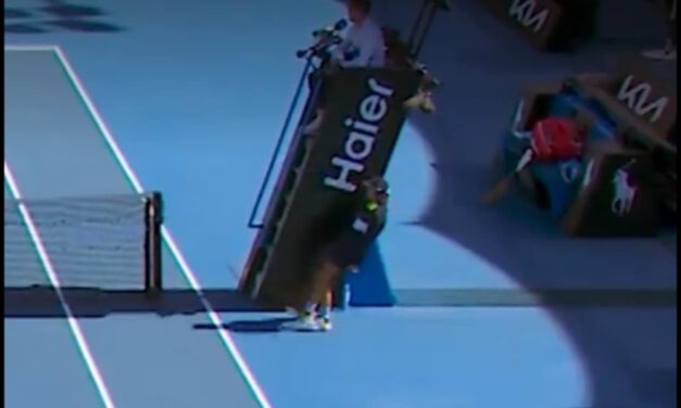 Australian Open, una ball girl sviene e cade a terra durante il match tra Alexandrova e Sonmez – VIDEO