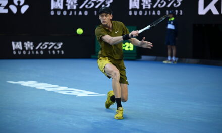 Sinner vince l’ennesimo derby e vola ai Quarti: un buon Darderi ko in tre set