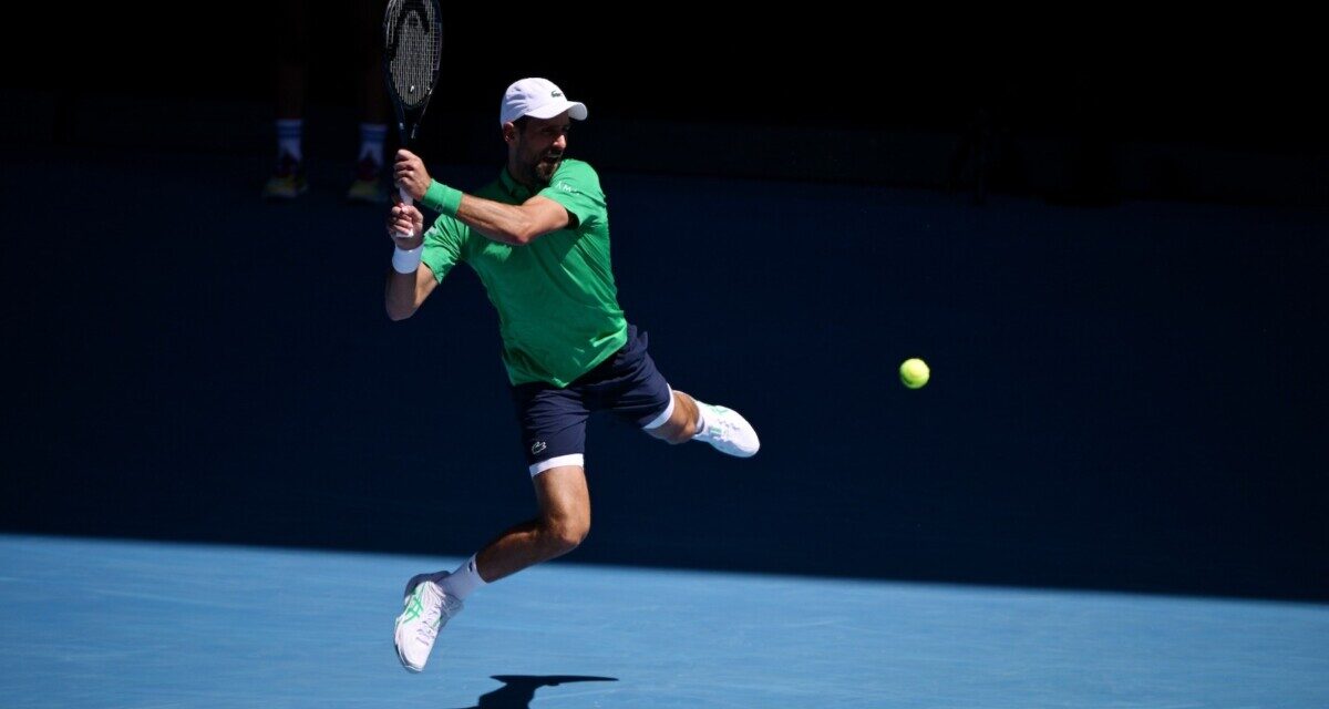 Un eterno Novak Djokovic torna in finale agli Australian Open: Jannik Sinner sconfitto al quinto set