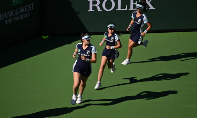 Australian Open, una raccattapalle collassa in campo a causa delle elevate temperature