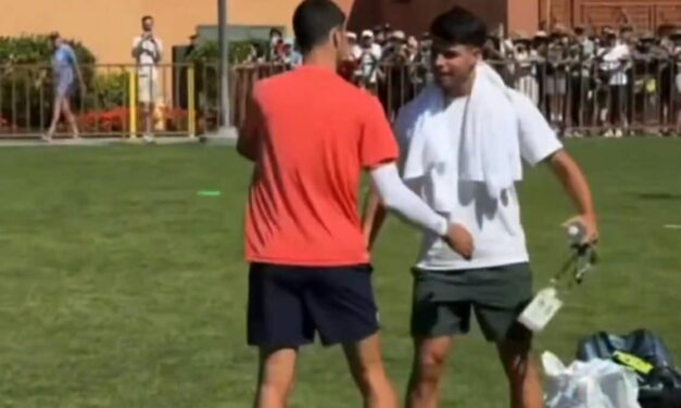 Djokovic e Alcaraz, splendido abbraccio nel loro incontro a Indian Wells – VIDEO