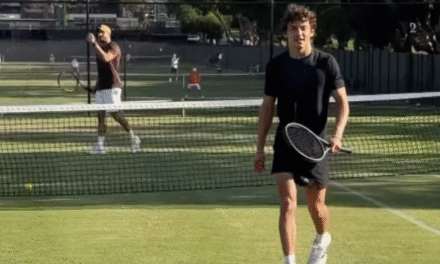 Tennis su erba, Kimi Antonelli si rilassa in campo prima di volare in Cina