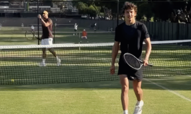 Tennis su erba, Kimi Antonelli si rilassa in campo prima di volare in Cina