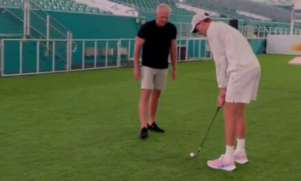 Sinner instancabile: l’azzurro si allena a golf con Greg Norman prima della finale – VIDEO