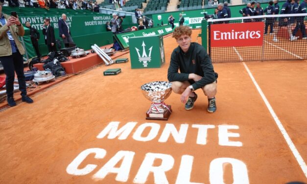 Il momento emozionante in cui Sinner riceve il trofeo di Montecarlo