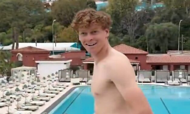 Sinner festeggia la vittoria a Montecarlo con un tuffo in piscina – VIDEO