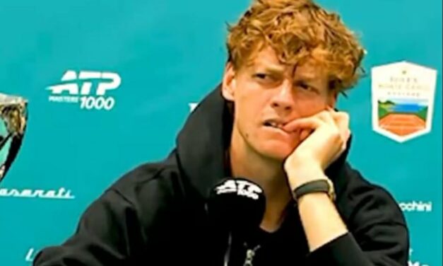 Sinner canta l’inno di Mameli, arriva la curiosa risposta in conferenza – VIDEO