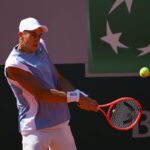 Matteo Arnaldi si prende la rivincita su Tsitsipas e avanza al terzo turno del Roland Garros