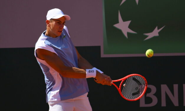 Matteo Arnaldi si prende la rivincita su Tsitsipas e avanza al terzo turno del Roland Garros
