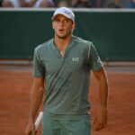 Luciano Darderi si arrende solo al quinto set a Francisco Comesana e saluta il Roland Garros