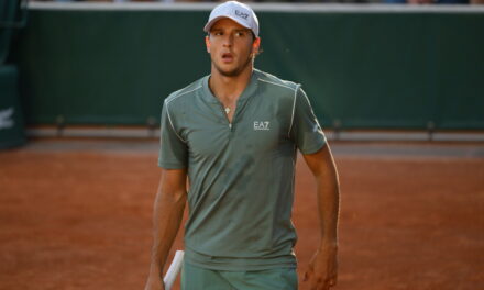 Luciano Darderi si arrende solo al quinto set a Francisco Comesana e saluta il Roland Garros