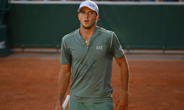 Luciano Darderi si arrende solo al quinto set a Francisco Comesana e saluta il Roland Garros