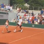 Roland Garros, Djokovic gioca e scherza in campo con la figlia Tara – VIDEO