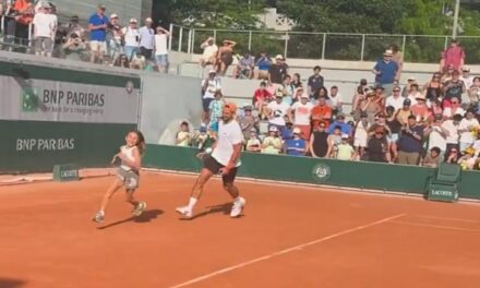 Roland Garros, Djokovic gioca e scherza in campo con la figlia Tara – VIDEO