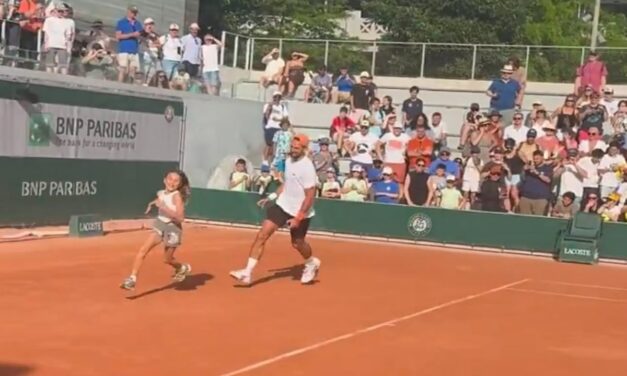 Roland Garros, Djokovic gioca e scherza in campo con la figlia Tara – VIDEO