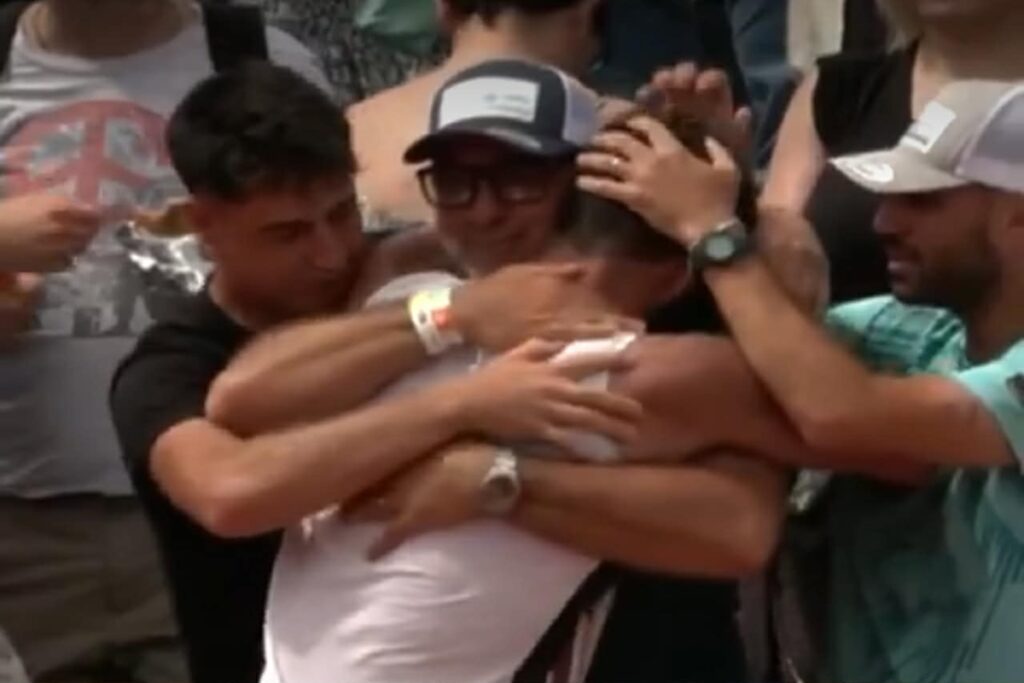 Pellegrino, abbraccio con team