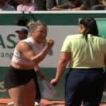 Furia Putintseva al Roland Garros: scaraventa racchetta a terra e va faccia a faccia con la giudice di sedia – VIDEO