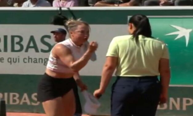 Furia Putintseva al Roland Garros: scaraventa racchetta a terra e va faccia a faccia con la giudice di sedia – VIDEO
