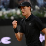 Interruzione per pioggia a metà terzo set: match infinito tra Sinner e Medvedev. Gli aggiornamenti