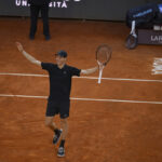 Sinner sempre più nella storia del tennis: la reazione di Alcaraz