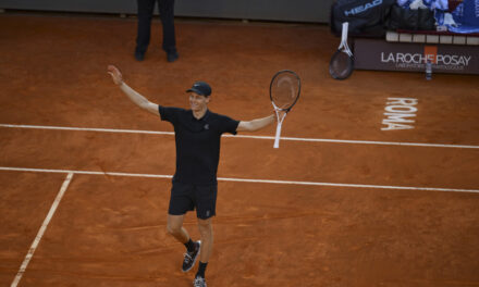 Sinner sempre più nella storia del tennis: la reazione di Alcaraz