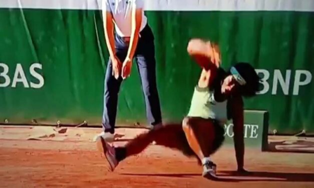 Roland Garros – Brutto infortunio della Baptiste, il ginocchio cede e l’atleta esce in barella – VIDEO