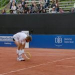 Atp Amburgo – Raptus di follia di Moutet in campo: il francese si cala i pantaloncini dopo un punto perso – VIDEO