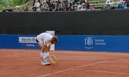 Atp Amburgo – Raptus di follia di Moutet in campo: il francese si cala i pantaloncini dopo un punto perso – VIDEO