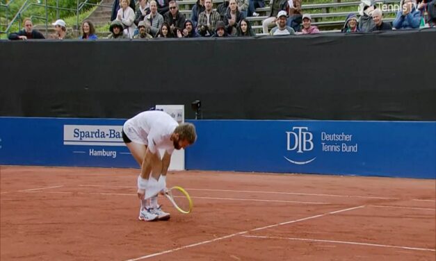 Atp Amburgo – Raptus di follia di Moutet in campo: il francese si cala i pantaloncini dopo un punto perso – VIDEO
