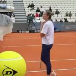 Paolini avvisa il pubblico e canta “Buon compleanno” alla Sabalenka – VIDEO