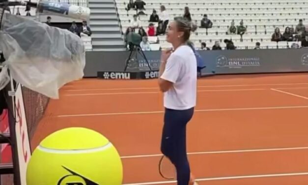 Paolini avvisa il pubblico e canta “Buon compleanno” alla Sabalenka – VIDEO
