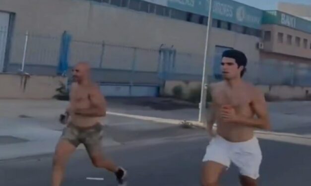 Alcaraz ‘corre’ verso il rientro in campo: lo spagnolo non ha più protezioni al polso destro – VIDEO