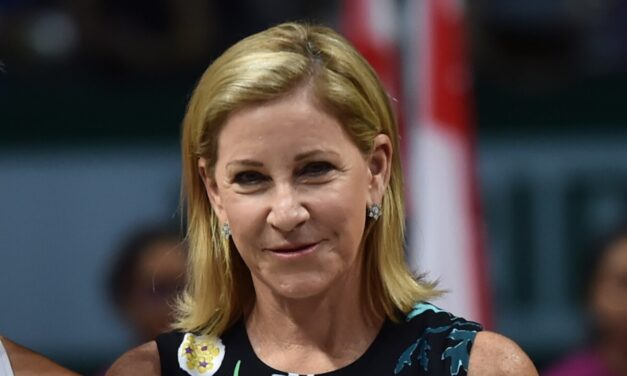 Chris Evert annuncia sui social: “Purtroppo il cancro alle ovaie è tornato”