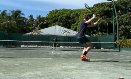 De Gea si diverte sul campo da tennis: “Ecco da chi ha imparato Federer…” – VIDEO