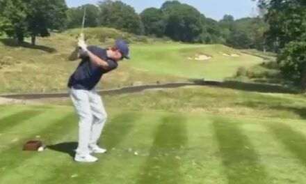 Sinner gioca a golf con Rennae Stubbs, ma i risultati sono inaspettati – VIDEO
