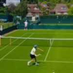 Sinner al lavoro verso Wimbledon: l’azzurro si allena insieme ad Arthur Fils – VIDEO