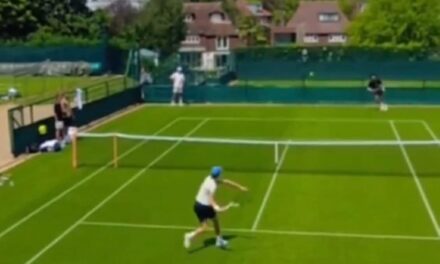 Sinner al lavoro verso Wimbledon: l’azzurro si allena insieme ad Arthur Fils – VIDEO