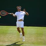 Flavio Cobolli ingrana la terza marcia e avanza a Wimbledon: sconfitto Duckworth in quattro set
