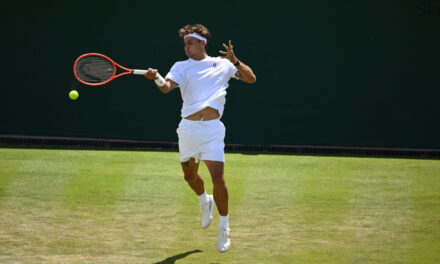 Flavio Cobolli ingrana la terza marcia e avanza a Wimbledon: sconfitto Duckworth in quattro set