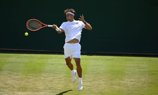 Flavio Cobolli ingrana la terza marcia e avanza a Wimbledon: sconfitto Duckworth in quattro set