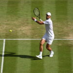 Infinito Novak Djokovic: sconfitto Auger-Aliassime al tie-break del quinto, sarà semifinale con Sinner